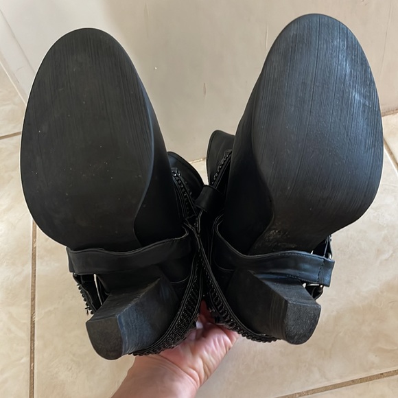 These boots are soooo CUTE! Size 9.5 fits like 9. Brand Not Rated - Picture 9 of 9